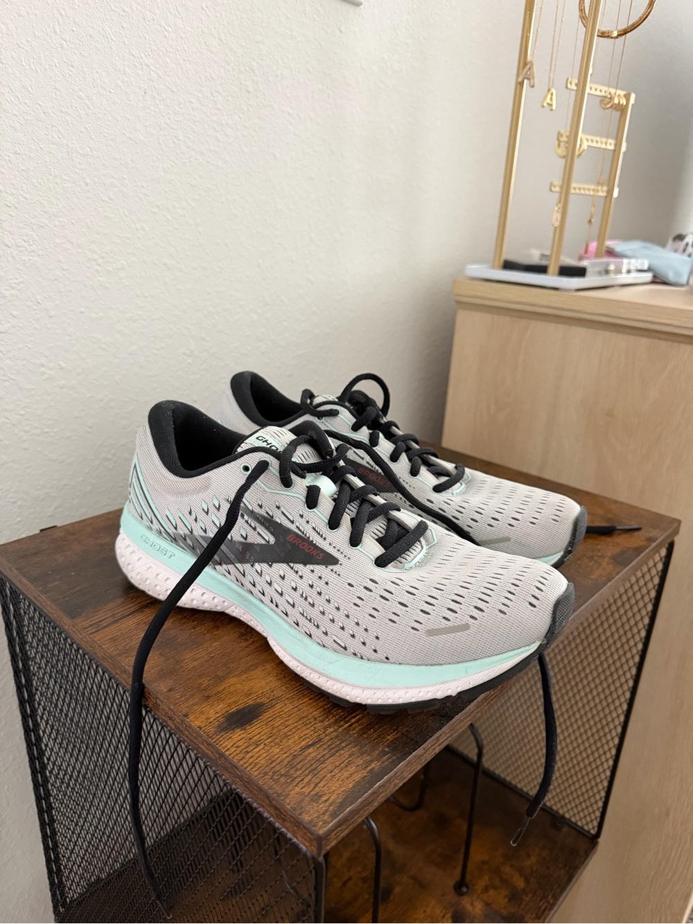 Brooks Women’s Ghost 13 Running Shoes in Light Gray and Mint Size 8
